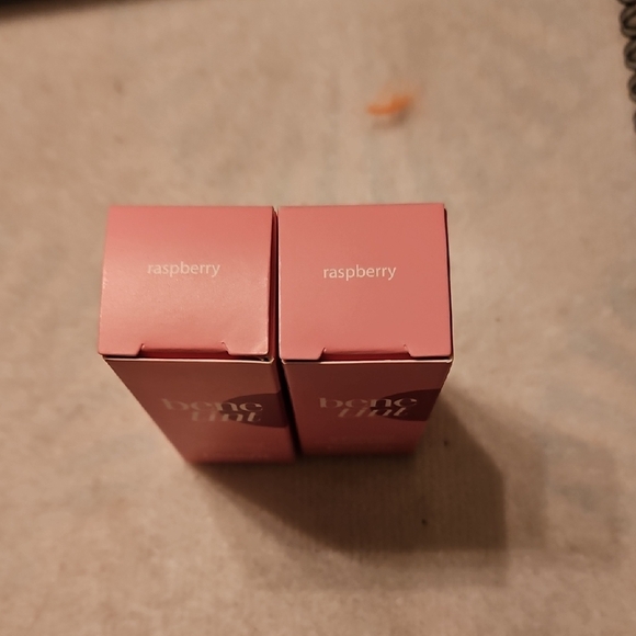 Benefit Benetint Raspberry-Tinted Lip & Cheek Stain - Picture 2 of 4